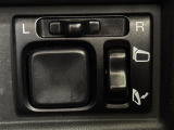 【電動格納ミラー】運転席のスイッチで、ドアミラーの開閉や角度の調整ができます。