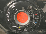 【オートエアコン】一度お好みの温度に設定すれば、車内の温度を検知し風量や温度を自動で調整。暑い&hellip;寒い&hellip;と何度もスイッチ操作をする必要はありません。快適な車内空間には必須の機能ですね♪