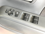 【電動格納ミラー】サイドミラーは電動格納式となっており、狭い駐車場でもキズがつくリスクを抑えられます。