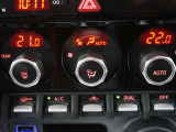 左右独立温度コントロールフルオートエアコンです。運転席、助手席それぞれで独立して温度設定ができます。冷え性の方が乗っても安心ですね♪