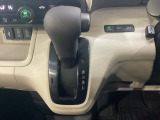 CVT車のセレクトレバーです。低速から高速まで、変速ショックのないスムーズな走りを実現するとともに、エンジン効率のよい領域を維持することで燃費にも貢献します。