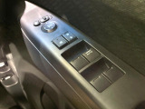【電動格納ミラー】サイドミラーは電動格納式となっており、狭い駐車場でもキズがつくリスクを抑えられます。