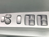 【電動格納ミラー】サイドミラーは電動格納式となっており、狭い駐車場でもキズがつくリスクを抑えられます。