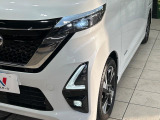 【LEDヘッドライト】悪天候や夜間走行時も良好な視界を確保し安心して運転できる高輝度LEDヘッドライトを装備!点灯速度が早く、消費電力も抑えられています。