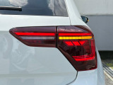 LEDテールランプ(ダイナミックターンインジケーター付き)特徴的な配光パターンによって後続車からの視認性が高まり、万一の追突の危険性を軽減します。