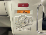 【オートエアコン】一度お好みの温度に設定すれば、車内の温度を検知し風量や温度を自動で調整。暑い&hellip;寒い&hellip;と何度もスイッチ操作をする必要はありません。快適な車内空間には必須の機能ですね♪