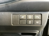 駐車や出庫時に障害物に接近するとお知らせしてくれるパーキングセンサーシステムつき。