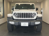 Jeep伝統のセブンスロットルグリルを引継現在風にアレンジされております。