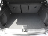 トランクの開口部は、ほとんど車体の全幅分が開く設計になっているので荷物の出し入れが非常にしやすくなっています。