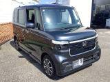 自社整備工場で点検整備をおこなってからお渡ししています。車検が残っている場合は『12ヶ月点検整備』を、車検整備付きの場合は『車検整備』をおこないます。整備費用は車両本体価格に含まれています。