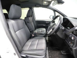 ゆったり室内で運転もしやすいです♪使い勝手の良い配置も考えられています!!