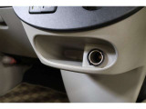 USB充電器や様々な電気製品の電源供給ポートとしてアクセサリーソケットを装備しています。スマホやタブレットなどの給電に便利なアイテムです。