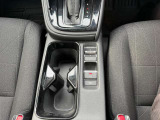 視線や動作の流れを断ち切らない、ストレスフリーで美しい運転動作を可能にします