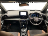 シンプルながら機能性溢れる運転席廻りです。視界性もよく、運転しやすいですよ。