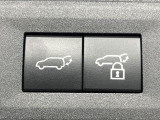 【パワーバックドア】スマートキーや運転席のボタンを押すだけでリアゲートが自動で開閉します!荷物を持っている時や、高い位置にあるバックドアを閉める際に便利な機能です♪