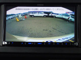 バックカメラ装備しております。駐車時に大変役に立ちますよ。駐車が苦手な方にも便利機能です。