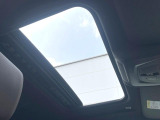 ●サンルーフ:開放感たっぷりの希少装備、サンルーフが装着されています!車内に明かりを取り入れたり景色を楽しむ以外にも、車内の空気も簡単に換気できて快適です!