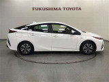 【まるごとクリーニング】シートを取り外し、車内を徹底洗浄。隅々まで丁寧に仕上げています。