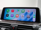 【アップルカープレイ】iPhoneがBMW車両とワイヤレスで接続されます。Apple CarPlayでは、オーディオストリーミングやメッセージングアプリがディスプレイに表示されます。
