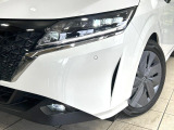 【LEDヘッドライト】悪天候や夜間走行時も良好な視界を確保し安心して運転できる高輝度LEDヘッドライトを装備!点灯速度が早く、消費電力も抑えられています。