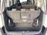 【3列目収納シート】回転させ床下に収納する事によりフラットなカーゴスペースをご利用頂けます