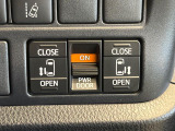 【両側パワースライドドア】スマートキーや運転席のスイッチで後席両側スライドドアの開閉が可能♪電動だから力を入れてドアを開ける必要が無く、小さなお子様でも簡単に開け閉めでき快適です♪
