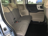 狭い駐車場でも、スライドドアならチャイルドシートへのお子さまの乗降や荷物の積載もスムーズ。