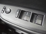 各席のパワーウインドウを手元で操作可能。使い勝手の良い設計です。