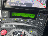 【オートエアコン】一度お好みの温度に設定すれば、車内の温度を検知し風量や温度を自動で調整。暑い&hellip;寒い&hellip;と何度もスイッチ操作をする必要はありません。快適な車内空間には必須の機能ですね♪