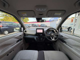 広々とした運転席で快適なドライブをお楽しみください