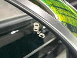 【ブラインドスポットインフォメーション】走行中、ドアミラーの死角になりやすい箇所に後続車が接近するとサイドミラー付近に警告を表示、ドライバーに注意喚起をしてくれます。