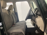 女性でも運転がしやすいように、シートの高さ調整機能(シートリフター)がついています。運転席と助手席の間が空いている為、助手席側への移動がスムーズです。交通量の多い道でも助手席側から乗り降りができます。