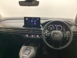 車内は光触媒抗菌消臭施工済です。スタイリッシュなデザインでスポーティなインパネ周りを演出します。グローブボックスやカップホルダーのほかにトレーなどたくさんの収納スペースが付いています。