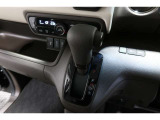 インパネシフトだから視線の移動も少なく足元もスッキリ♪運転席もゆったりしているのでゆとりを持ってドライブできますね!