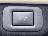 【パワーバックドア】スマートキーや運転席のボタンを押すだけでリアゲートが自動で開閉します!荷物を持っている時や、高い位置にあるバックドアを閉める際に便利な機能です♪