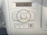 【オートエアコン】一度お好みの温度に設定すれば、車内の温度を検知し風量や温度を自動で調整。暑い&hellip;寒い&hellip;と何度もスイッチ操作をする必要はありません。快適な車内空間には必須の機能ですね♪