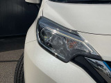 LEDライトは白色光で遠くまで明るく照らし、夜間の安全運転をサポートします
