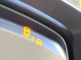 【ブラインドスポットモニタリング】走行中、ドアミラーの死角になりやすい箇所に後続車が接近するとサイドミラー付近に警告を表示、ドライバーに注意喚起をしてくれます。