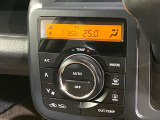 【オートエアコン】一度お好みの温度に設定すれば、車内の温度を検知し風量や温度を自動で調整。暑い&hellip;寒い&hellip;と何度もスイッチ操作をする必要はありません。快適な車内空間には必須の機能ですね♪