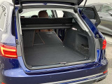 開口部が低く設定されているので、荷物の積み下ろしがスムーズに行えます。更に分割可倒式リアシートの採用でシートのバックレストを倒すと、大きく長い荷物も積み込めます。