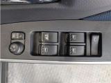パワーウィンドウのスイッチですよ。 運転席に居ながら窓を開け閉めのコントロールできますよ。 ロック機能で、子供がイタズラして窓を開けるという事も無くなりますよ。