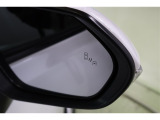 BSMを装備。さらに、後退時車両検知警報【RCTA】を搭載しています。バックで出庫する際に左右から接近する車両を検知し、ミラーのインジケーターの点滅と警報音で警告して安全確認をサポートしてくれます。