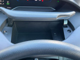 運転席のダッシュボードに小物入れが付いているので財布や携帯電話を入れられて便利です!!