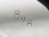 【ブラインドスポットモニター】走行中、ドアミラーの死角になりやすい箇所に後続車が接近するとサイドミラーのレンズに警告を表示!ドライバーに注意喚起をしてくれます。