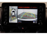 パノラミックビューモニター付きです。車両を上から見たような映像をディスプレイオーディオ画面に表示。運転席からの目視だけでは見にくい、車両周辺の状況をリアルタイムでしっかり確認できます。
