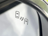 【ブラインドスポットワーニング】走行中、ドアミラーの死角になりやすい箇所に後続車が接近するとサイドミラー付近に警告を表示、ドライバーに注意喚起をしてくれます。