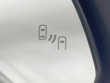 【ブラインドスポットモニター】走行中、ドアミラーの死角になりやすい箇所に後続車が接近するとサイドミラーのレンズに警告を表示!ドライバーに注意喚起をしてくれます。