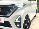 【LEDヘッドライト】悪天候や夜間走行時も良好な視界を確保し安心して運転できる高輝度LEDヘッドライトを装備!点灯速度が早く、消費電力も抑えられています。