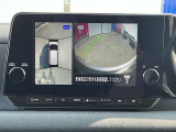 上空から見下ろしているかのような映像をディスプレイに映し出し、スムースな駐車をサポートします。画面は「トップビュー」のほか「サイドブラインドビュー」への切り換えが可能。ますます安心です