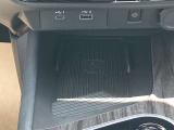 対象のスマホはワイヤレスで充電できる機能が付いてます。